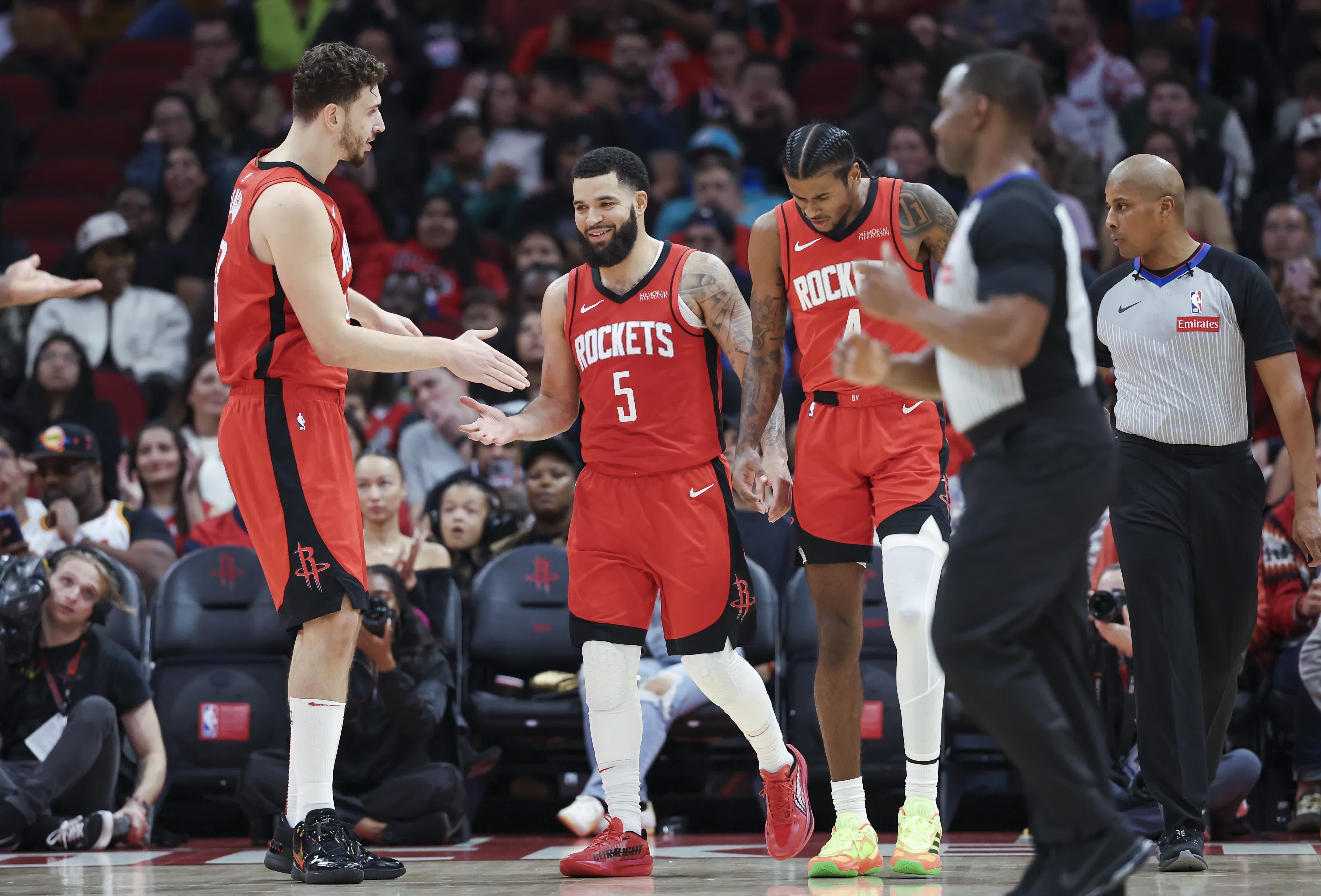 包含火箭队在客场战胜国王队,取得关键胜利的词条 包含火箭队在客场战胜国王队,取得关键胜利的词条