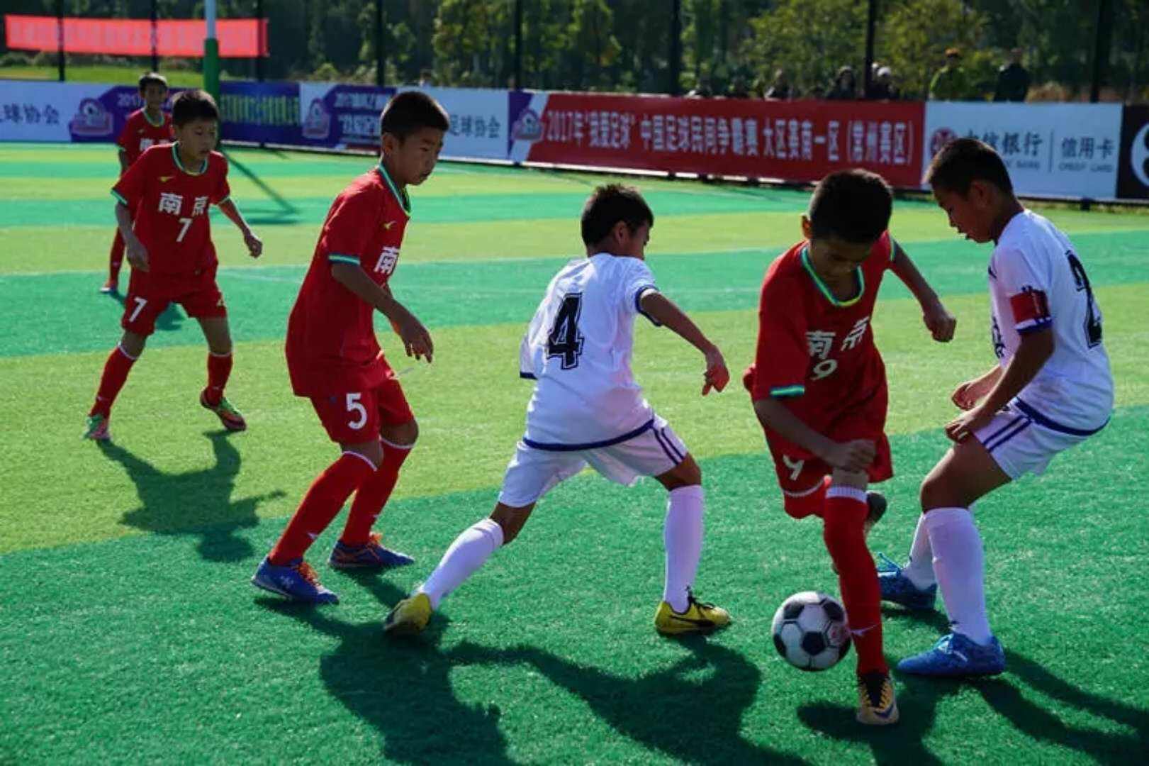 九游娱乐官方-男子足球强队会战，冠军之路不容忽视