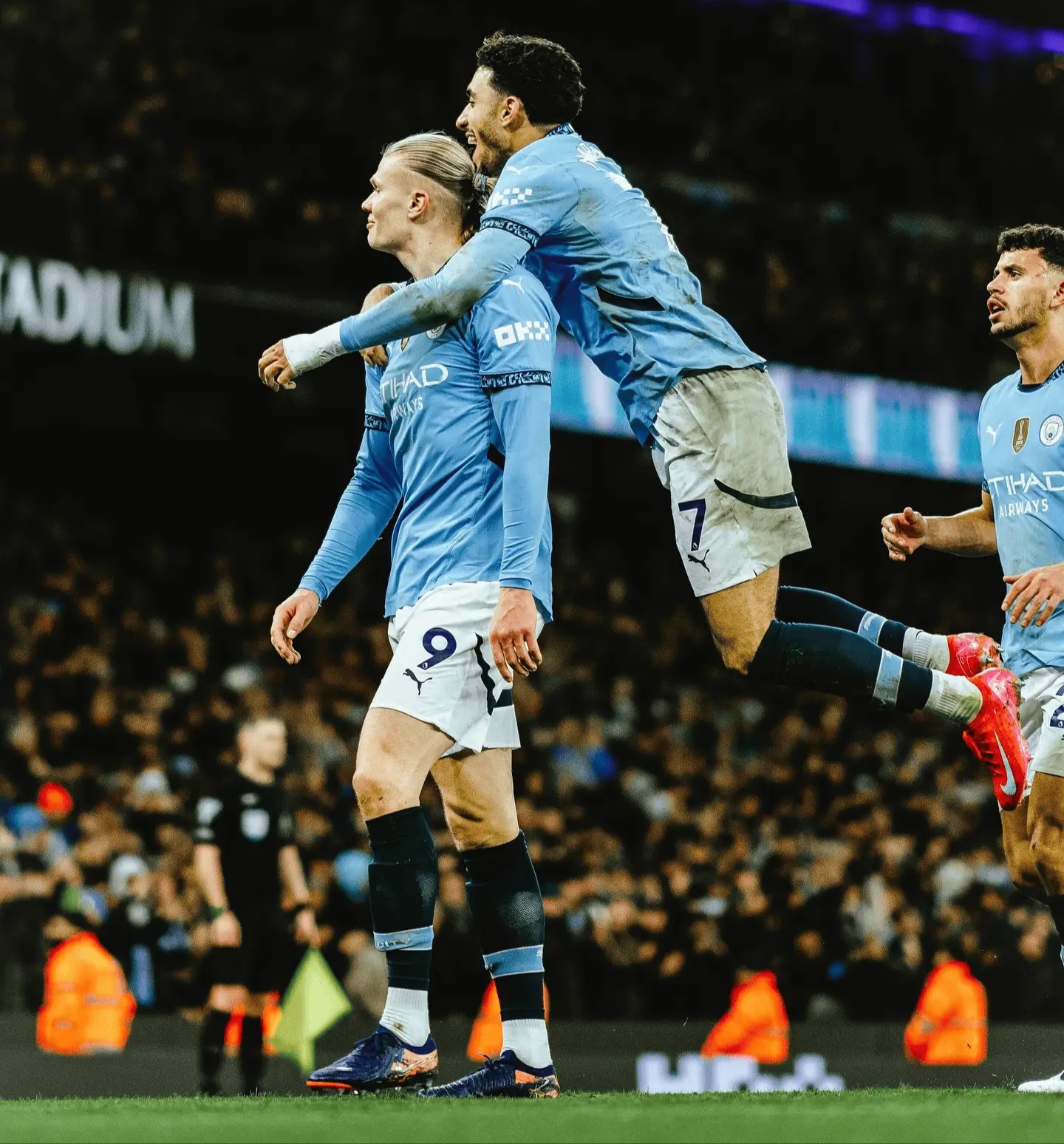 包含曼城客场战平比利亚雷亚尔，保持不败纪录的词条