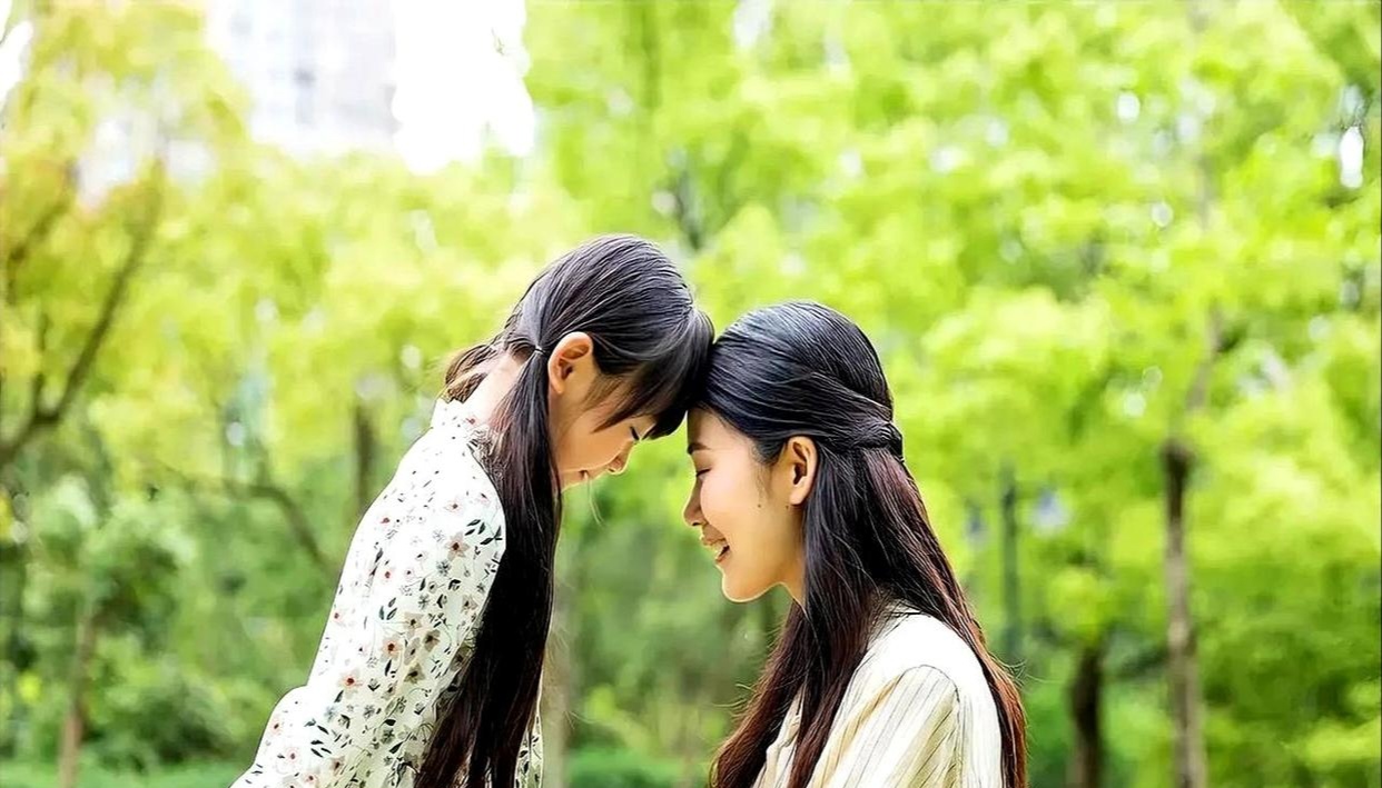 家人在远方紧张等待儿女的表现