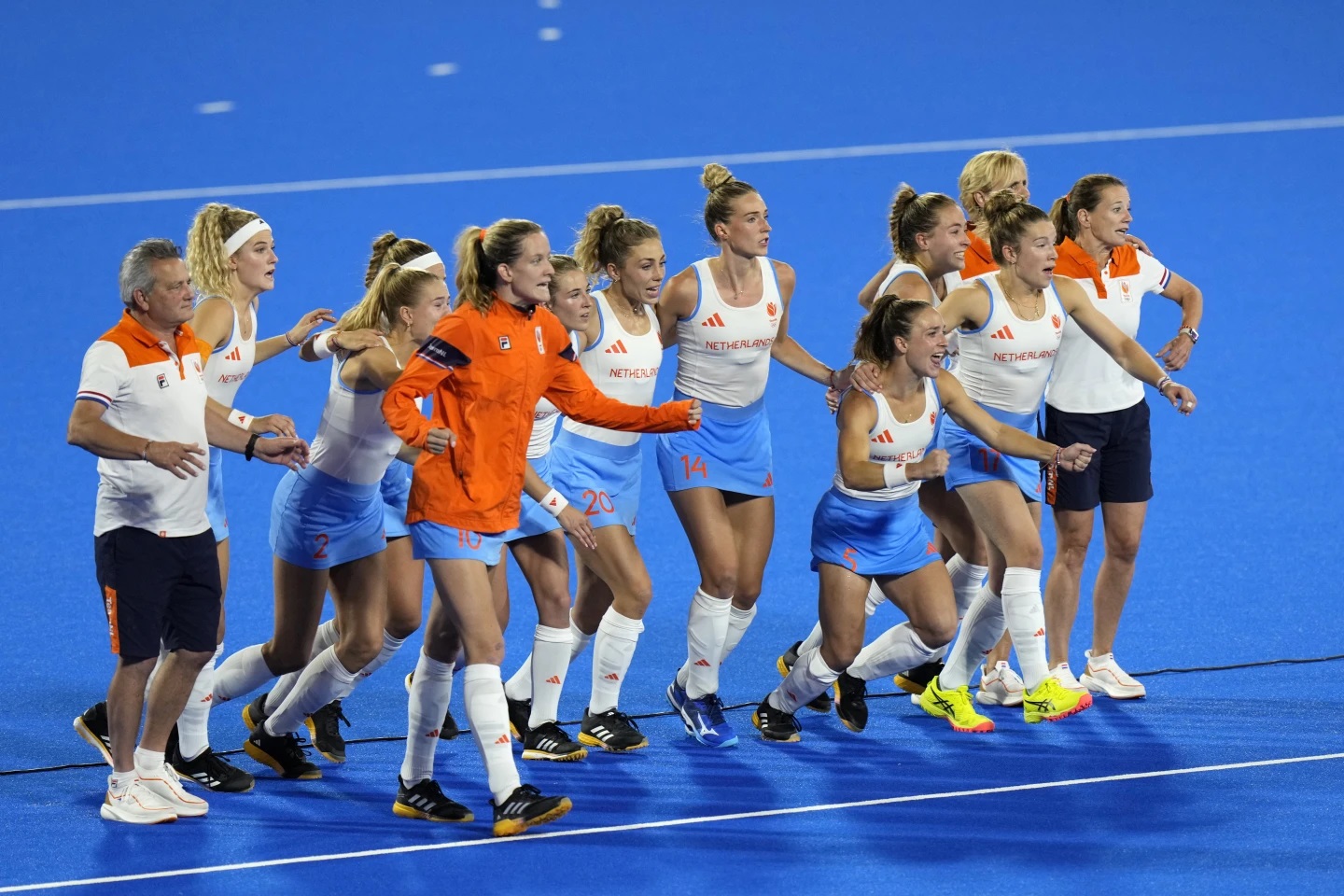 荷兰卫冕冠军经验丰富对决前相对轻松