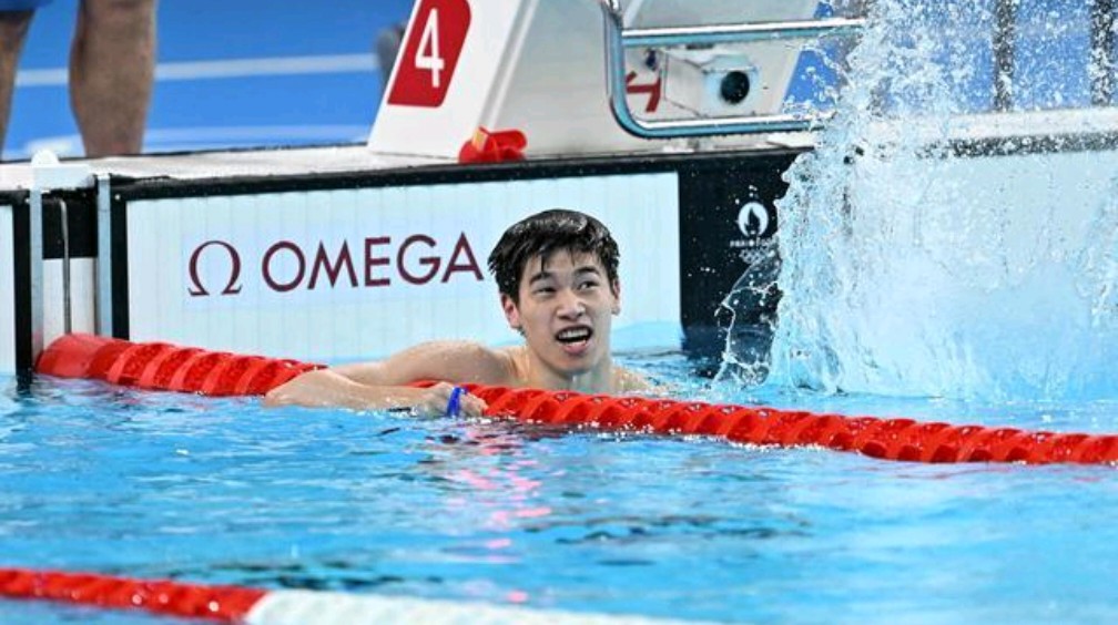 世界纪录再次被打破,游泳选手荣膺金牌 世界纪录再次被打破,游泳选手荣膺金牌