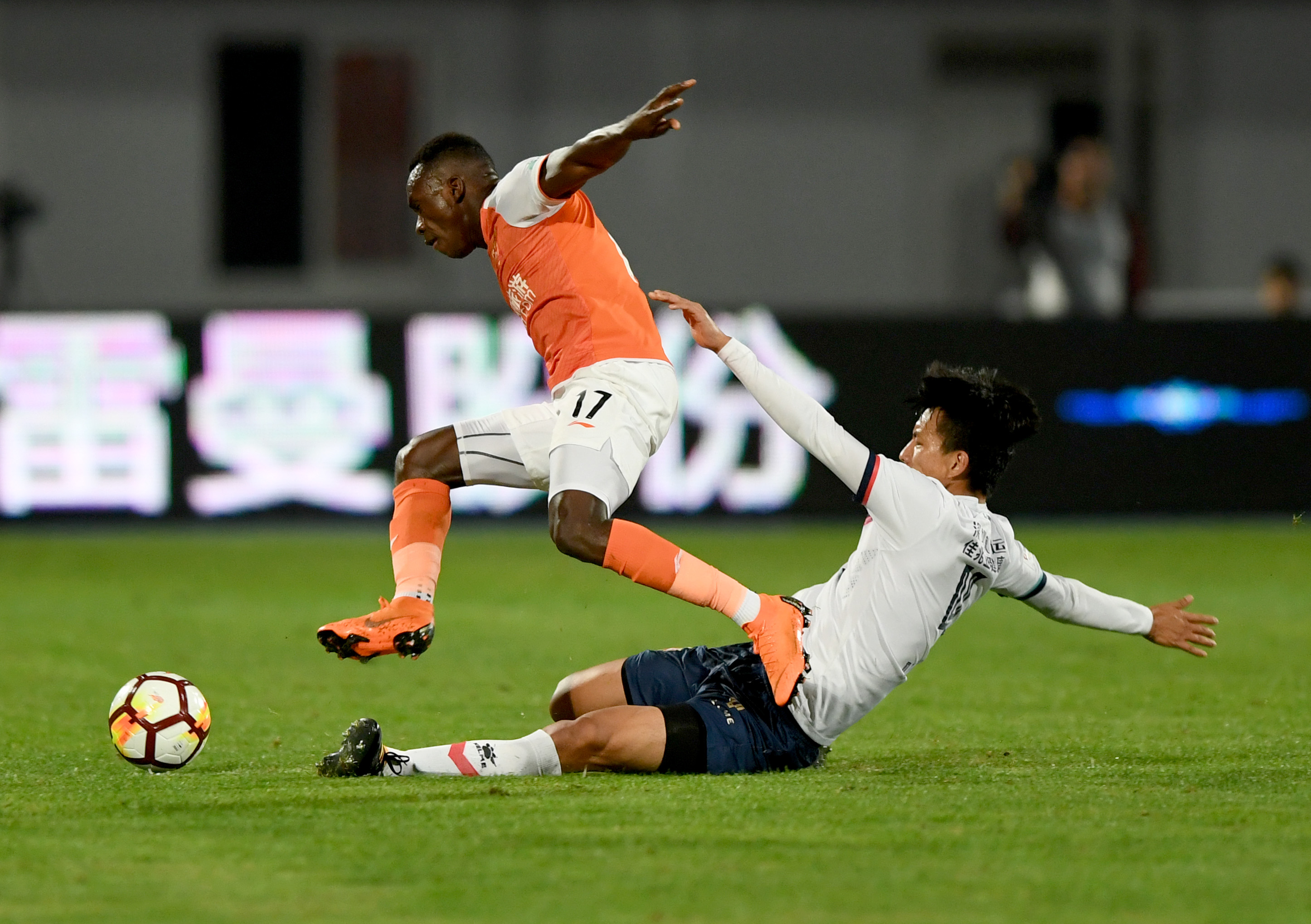 包含武汉卓尔势不可挡，击败对手成功晋级的词条