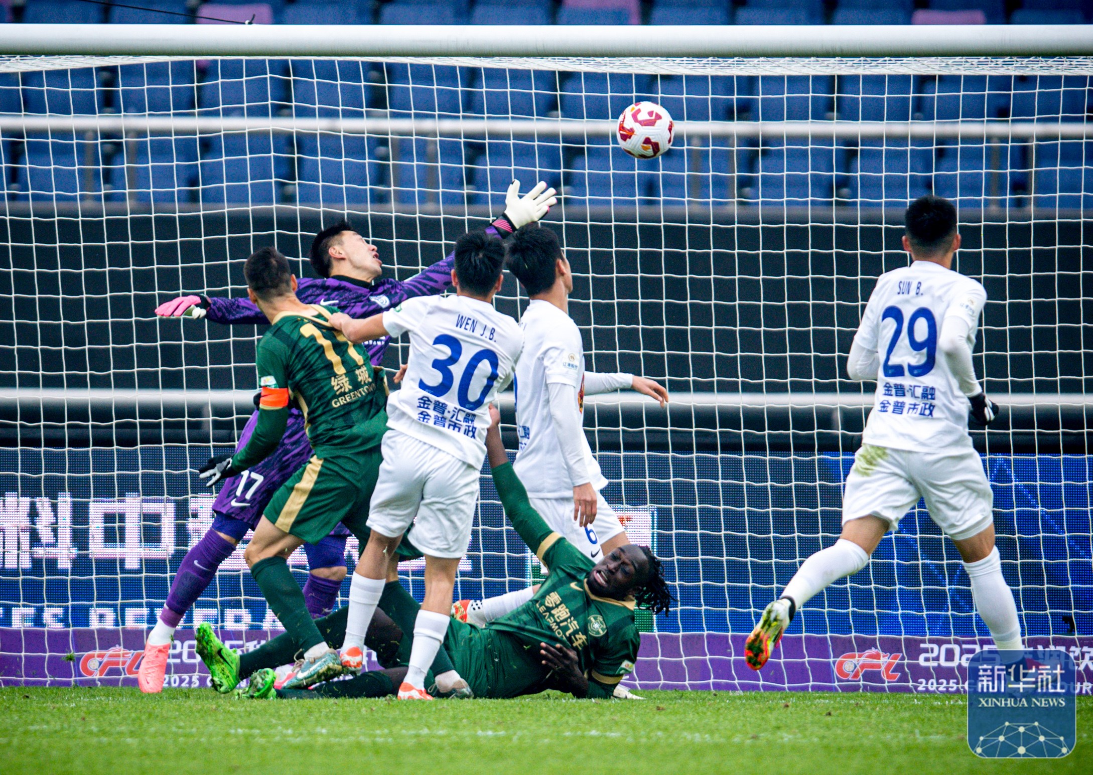 足球比赛中球队发挥出色，球迷欢呼雀跃