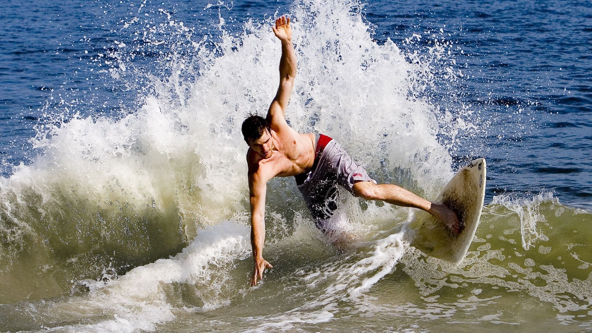 赛道与绿茵场的平行叙事，凯恩在F1揭幕战之夜的爆发启示