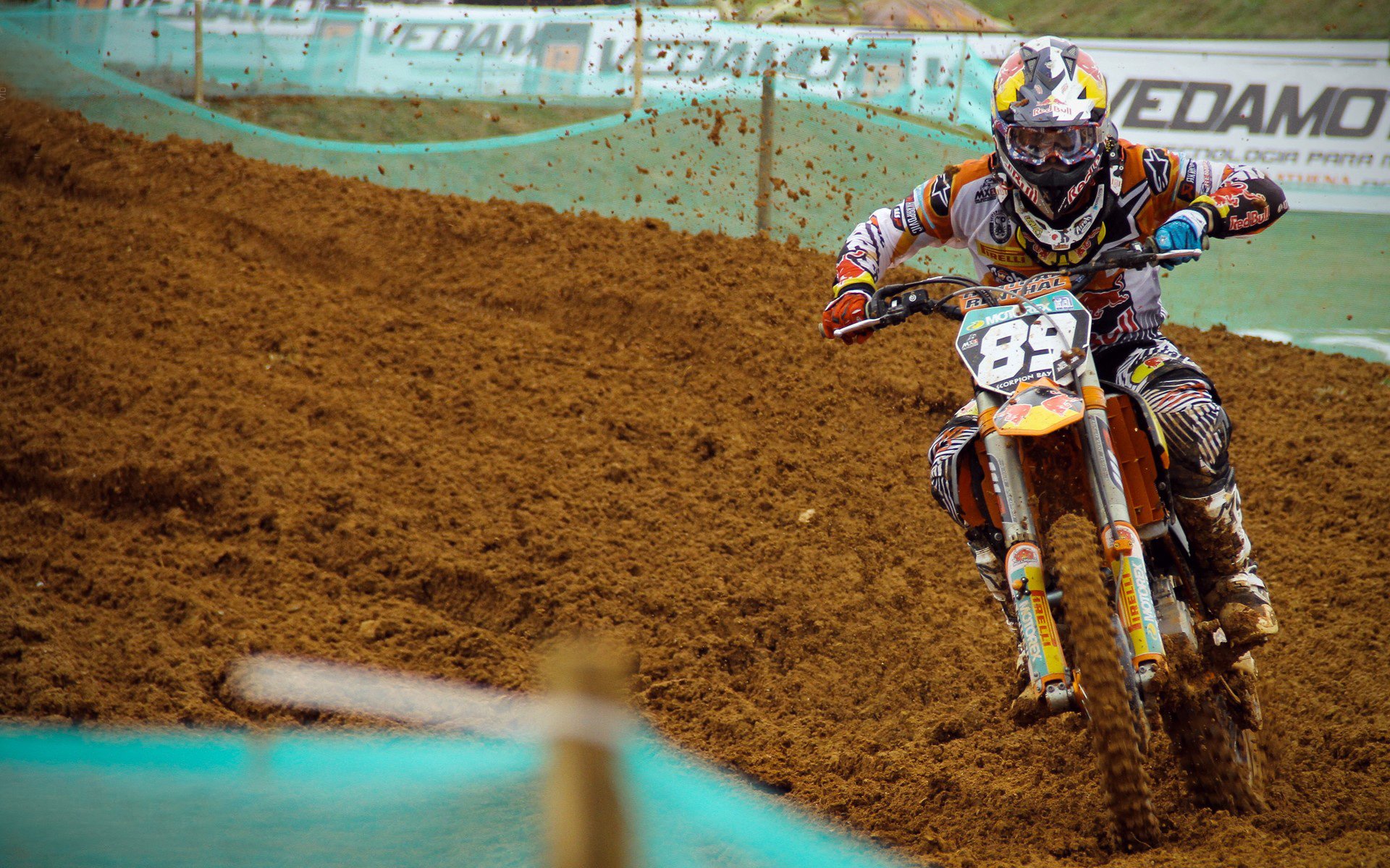 赛道上的心跳时刻,拉塞尔状态火热,迈凯伦绝杀阿斯顿马丁