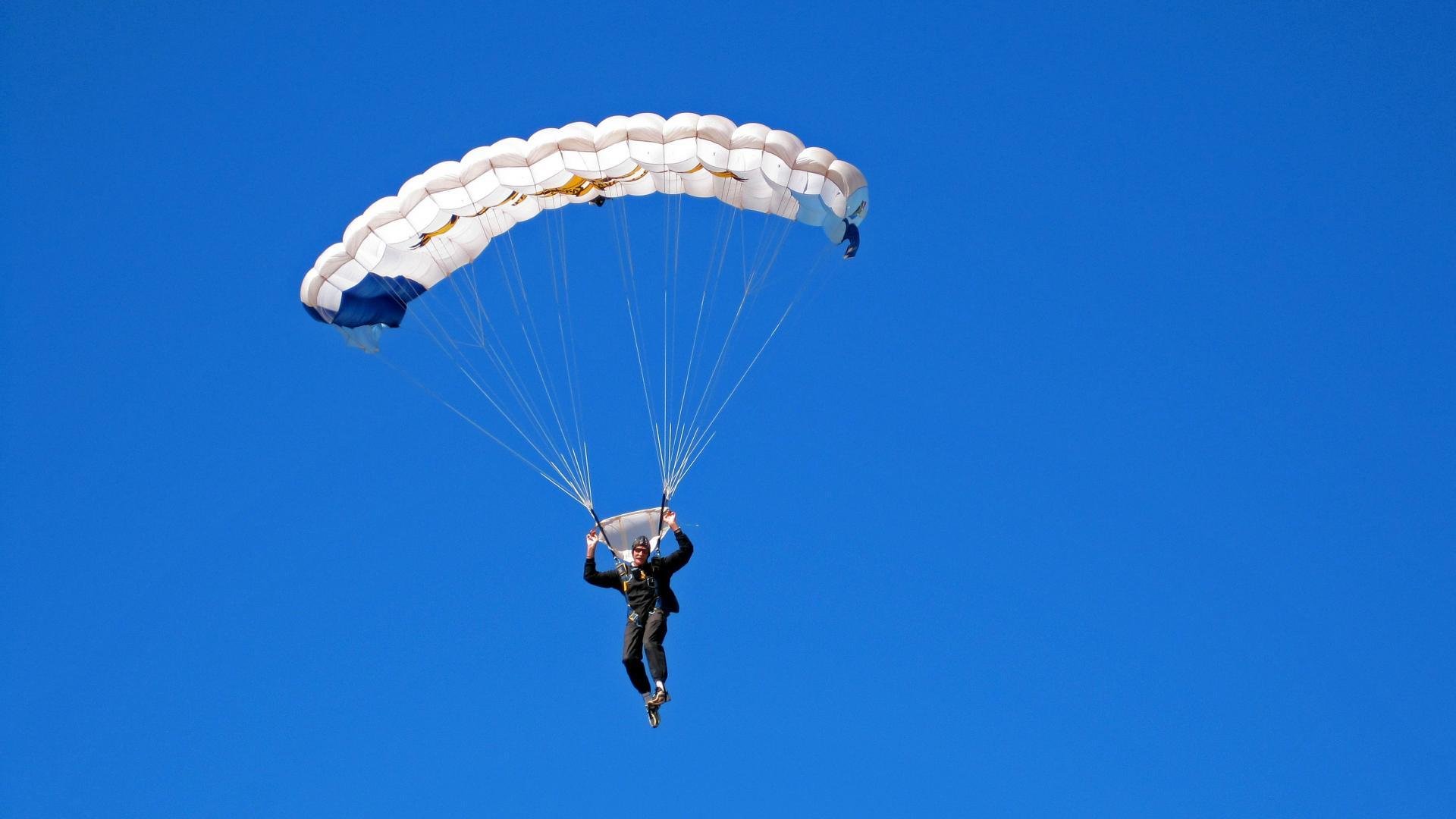 赛道上的冰与火之歌，威廉姆斯绝杀哈斯，维斯塔潘展现王者风范